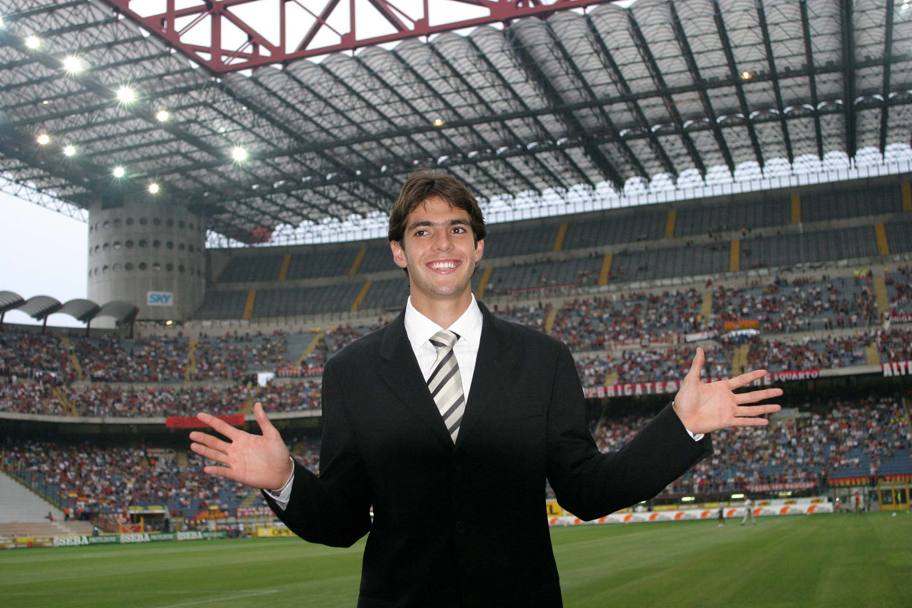Nuovo arrivato. Il brasiliano Kak  presentato a San Siro il 17 agosto 2003 prima del Trofeo Berlusconi. Far innamorare i tifosi ed entrer nella storia del Club (Omega).